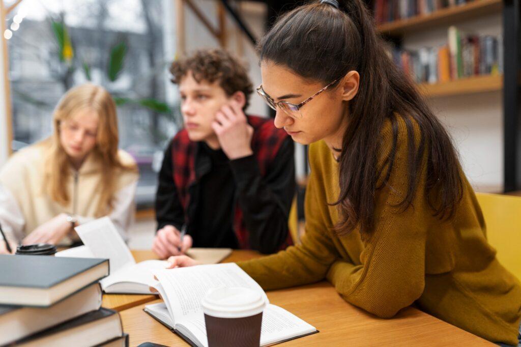 Más de 1,300 solicitudes de becas para el curso 2025 2026 aprobadas por universidades: ¡Descubre los detalles!
