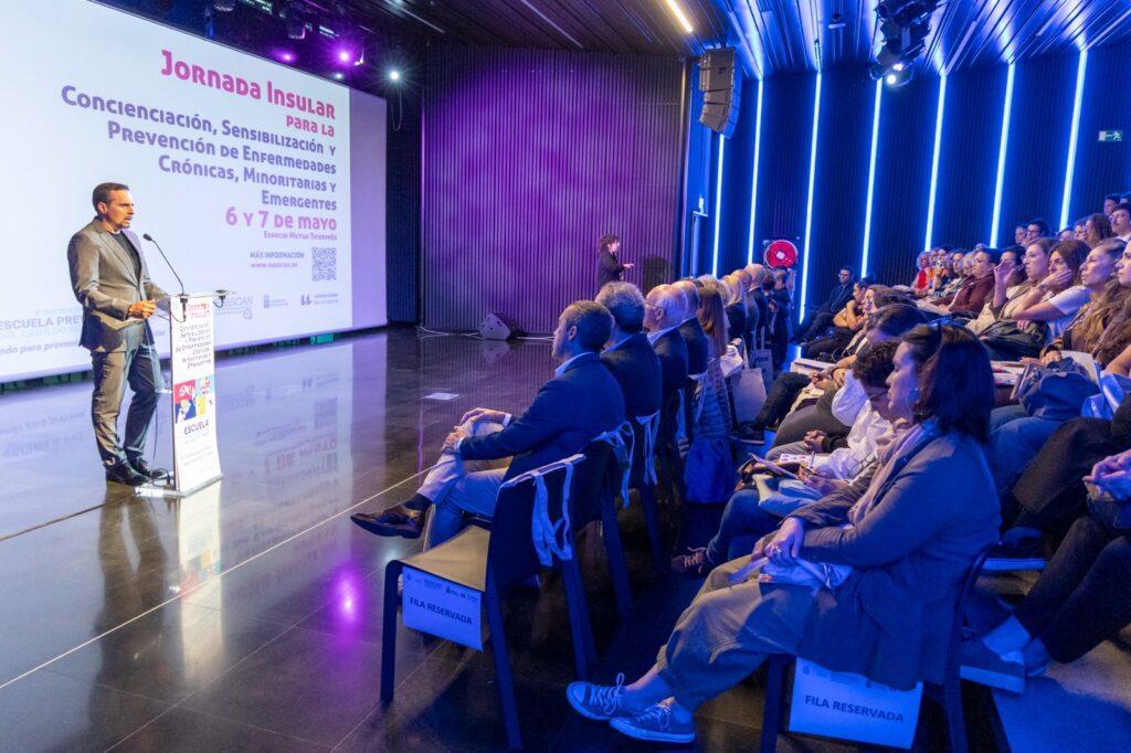 Jornada en Tenerife: 200 Expertos Abordan Enfermedades Crónicas y Minoritarias en un Encuentro de Sanidad y Cabildo