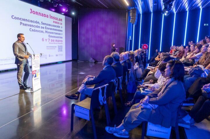 Jornada en Tenerife: 200 Expertos Abordan Enfermedades Crónicas y Minoritarias en un Encuentro de Sanidad y Cabildo