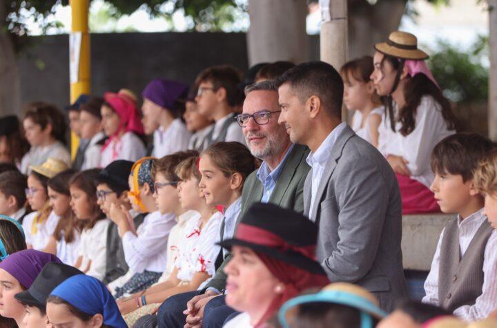Poli Suárez y el CEIP Giner de los Ríos celebran juntos el Día de Canarias en Gran Canaria