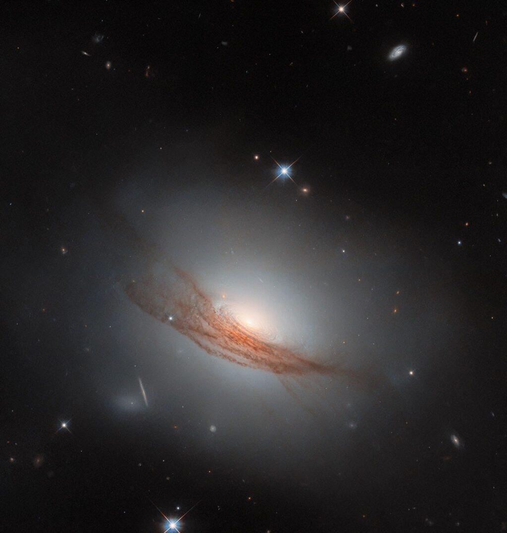 "El Universo en Expansión: La Controversia entre Cosmólogos sobre su Aceleración"