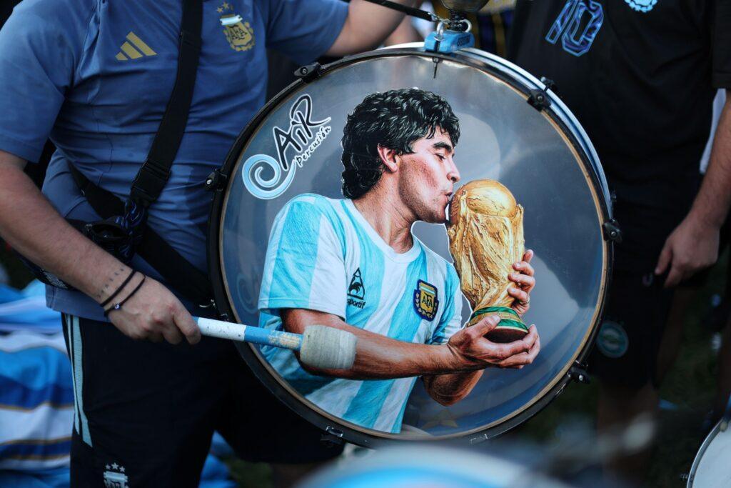 Controversia en Argentina: la IA "resucita" a Maradona en un anuncio del Mundial y genera descontento entre los fans