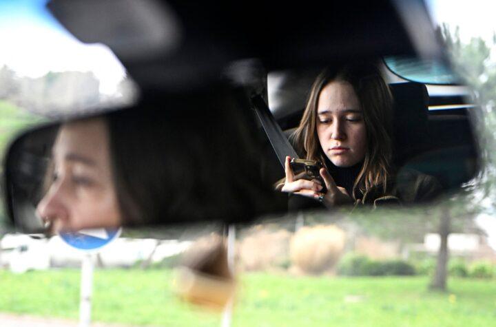 Cómo afrontar el desafío de limitar el uso de redes sociales entre adolescentes