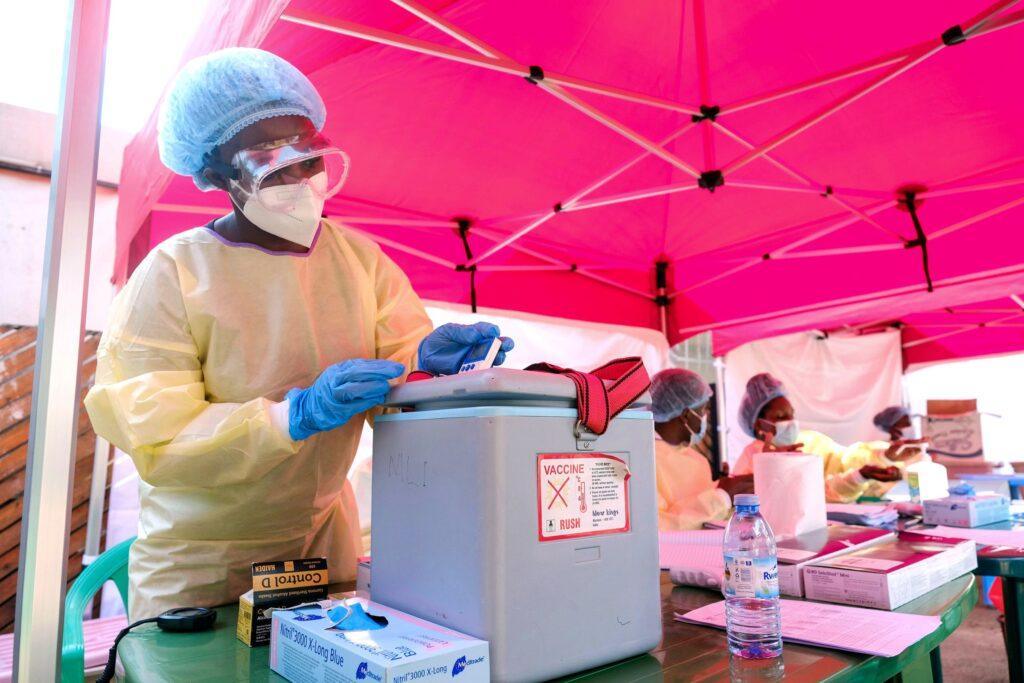 La vacuna contra el ébola: 15 años de promesas en el olvido y su potencial para salvar vidas