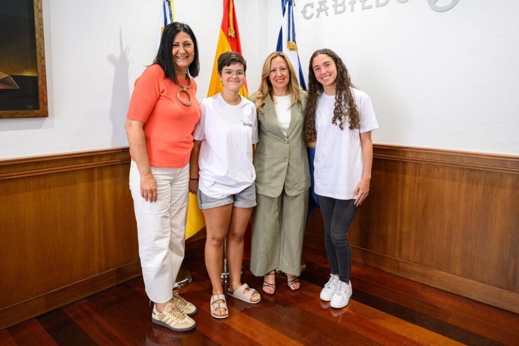 Estudiantes emprendedores recorren 187 líneas de TITSA para fomentar el uso del transporte público en Tenerife