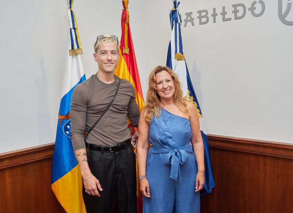 Rosa Dávila destaca la carrera internacional del actor tinerfeño Taz Skylar como embajador del talento de Tenerife