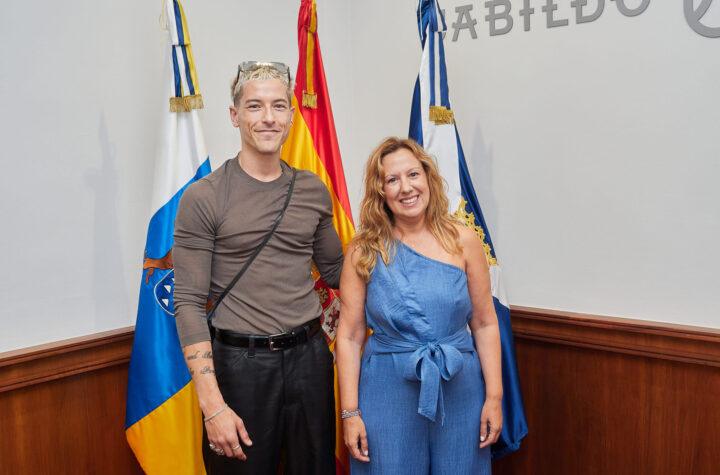Rosa Dávila destaca la carrera internacional del actor tinerfeño Taz Skylar como embajador del talento de Tenerife