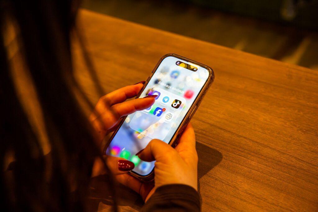 Francia Prohíbe Redes Sociales a Menores de 15 Años: Un Hito en Europa