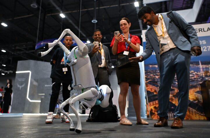 El Impacto de los Robots y el Espectáculo en el Debate Urgente sobre la IA en la ONU