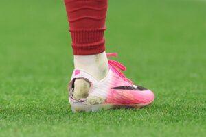 Descubre por qué los futbolistas recortan el talón de sus zapatillas para mejorar su rendimiento en el campo.