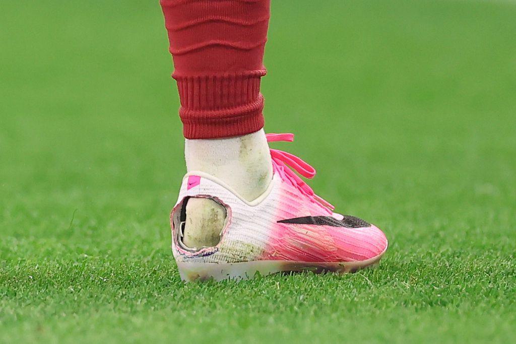 Descubre por qué los futbolistas recortan el talón de sus zapatillas para mejorar su rendimiento en el campo.