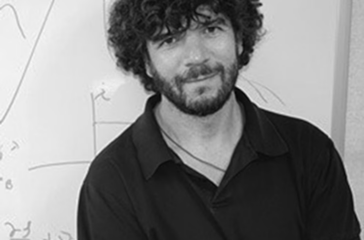 Julio Navarro, el renombrado astrofísico, desentraña los misterios del universo en el MCC