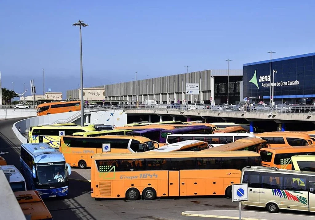 Canarias consigue que Aena anule el cobro por aparcamiento de guaguas y abra negociaciones para su futura implementación