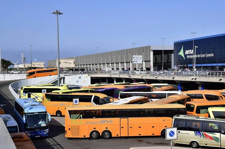 Canarias consigue que Aena anule el cobro por aparcamiento de guaguas y abra negociaciones para su futura implementación