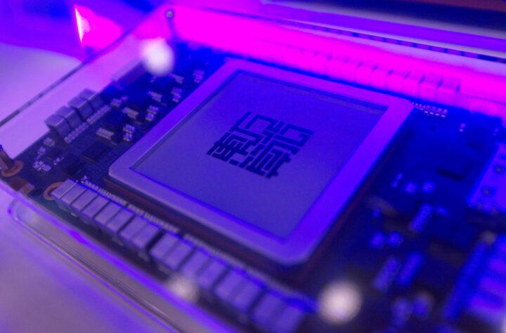China avanza en la fabricación de maquinaria para chips y reduce la brecha tecnológica