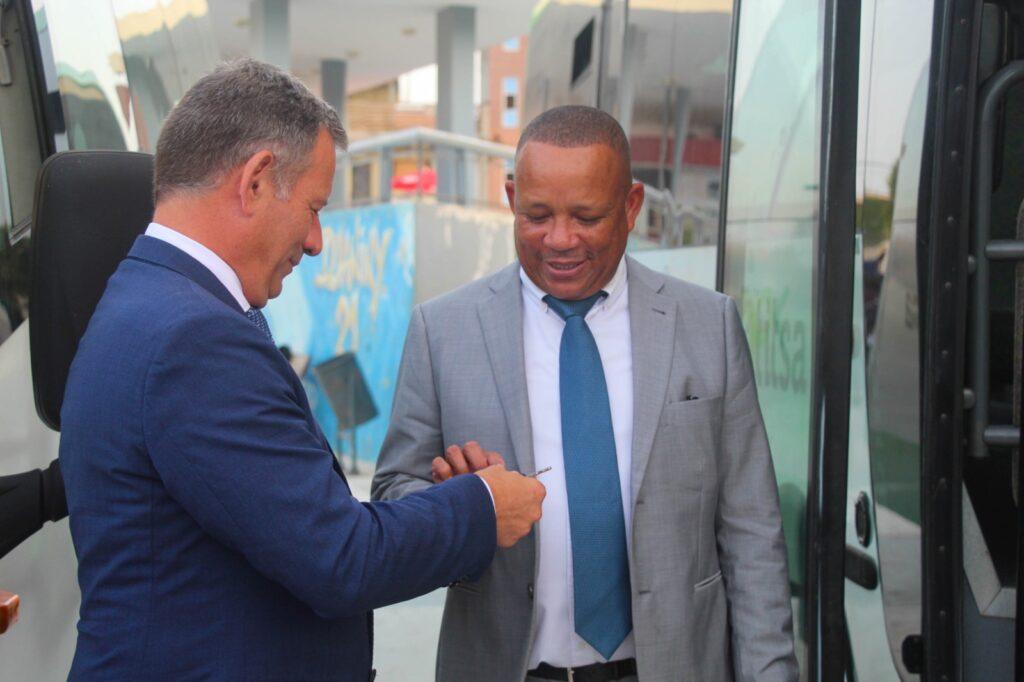 Cabildo de Tenerife y FUNCCET fomentan la movilidad educativa en Cabo Verde con la donación de cuatro vehículos