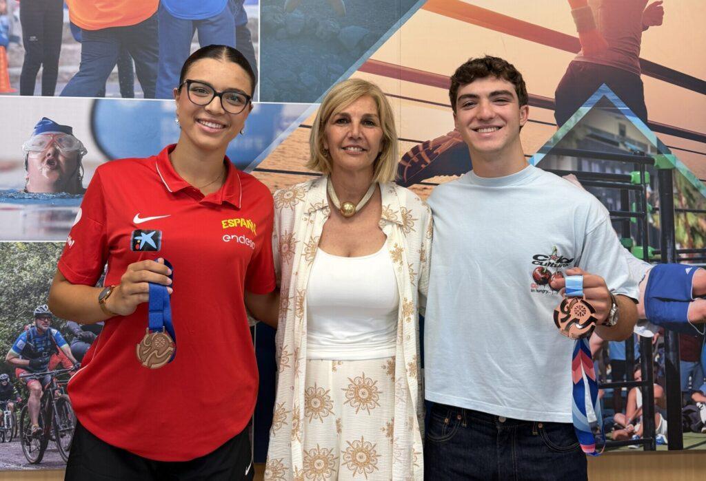 Yolanda Moliné celebra el bronce del Eurobasket U20 con Inés García y Rafa Rodríguez