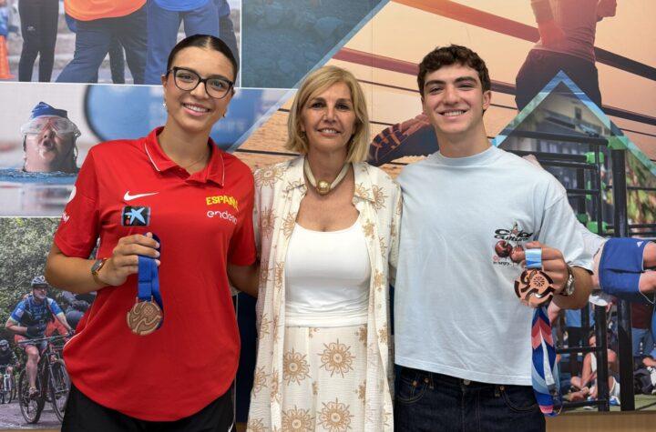 Yolanda Moliné celebra el bronce del Eurobasket U20 con Inés García y Rafa Rodríguez