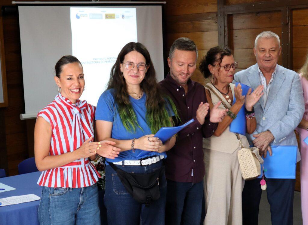 Veinte Nuevos Instructores Certificados en Entrenamiento de Perros de Asistencia: Oportunidades Laborales en el Sector