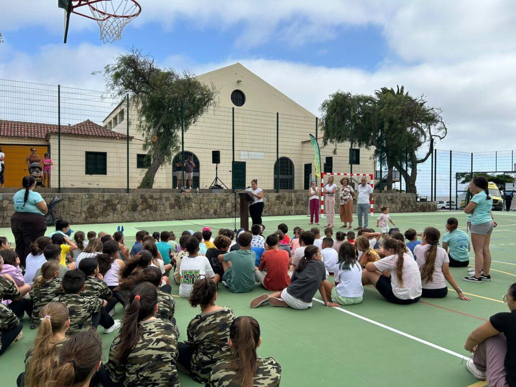 Yolanda Moliné Explora el Modernizado Polideportivo de San Francisco Tras Mejoras Financiadas por el Cabildo