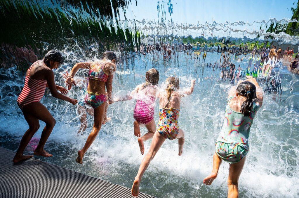Consejos esenciales para proteger a niños y bebés del calor extremo