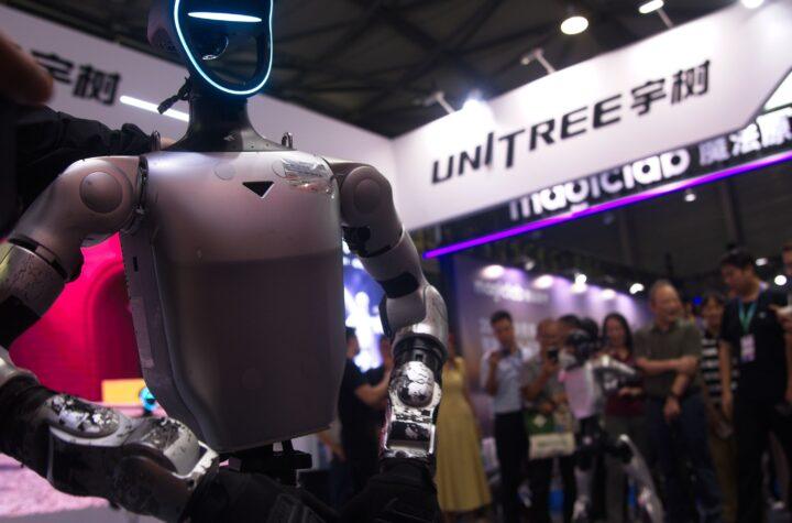 Descubre a "Superman": el impresionante robot chino que salta 2 metros y corre más rápido que Usain Bolt