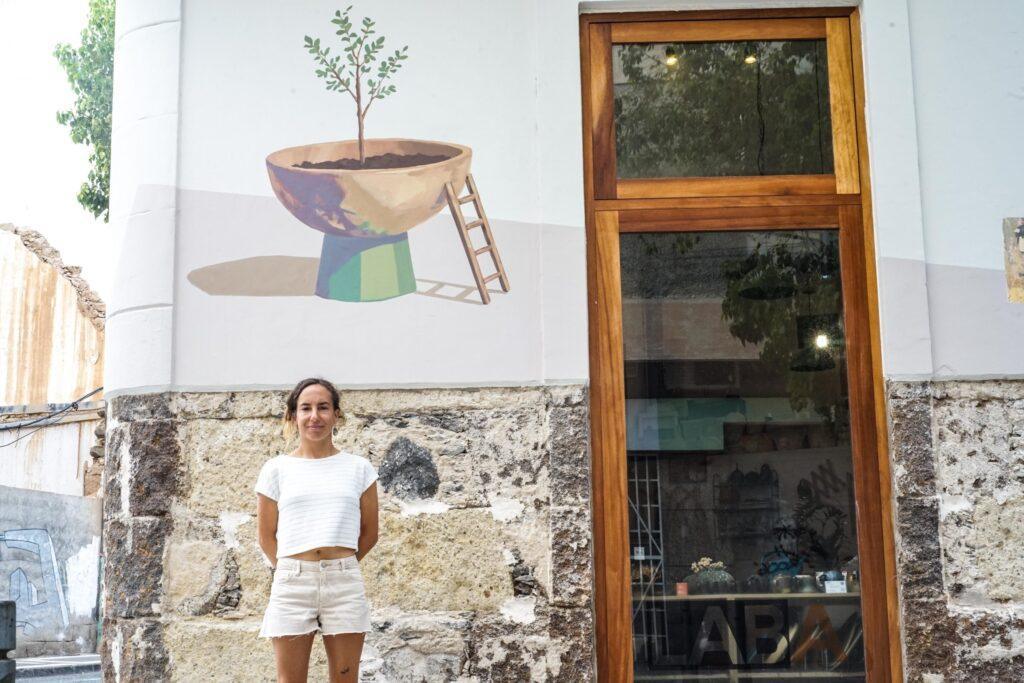 "Transformación Creativa: Irene León Renueva una Fachada Dañada en Arenales con 'Pequeñas Formas de Habitar'"