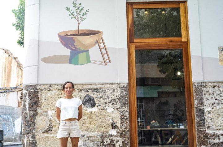 "Transformación Creativa: Irene León Renueva una Fachada Dañada en Arenales con 'Pequeñas Formas de Habitar'"