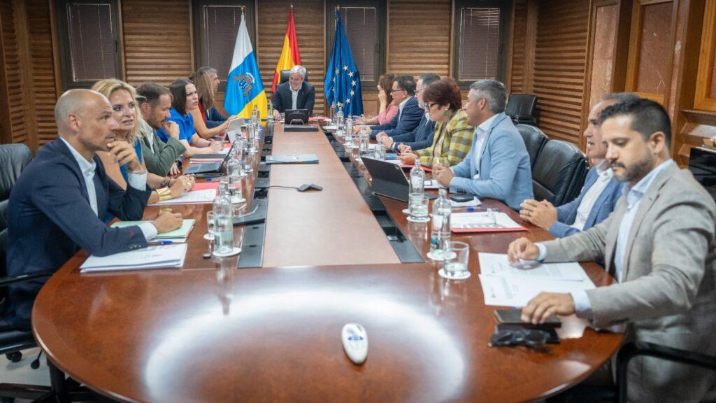 Canarias destina 3,6 millones para apoyar a la industria frente al aumento de costos de combustibles