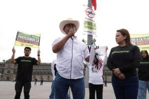 Activistas escalan el asta bandera del Zócalo para protestar contra la planta de amoníaco en Topolobampo