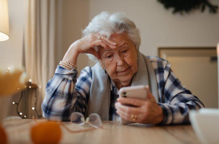 La Adicción al Scrolling de Videos Cortos: ¿Por qué también los Adultos Mayores se Sumergen en esta Tendencia?