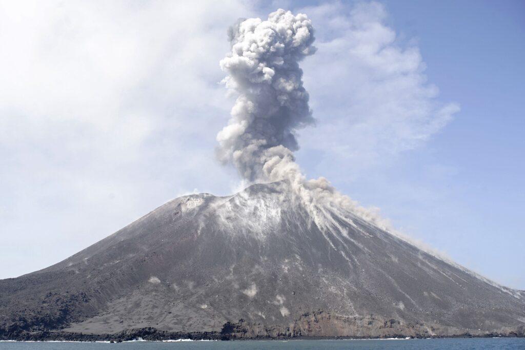 Erupciones Volcánicas Memorables: Impacto y Lecciones de la Historia