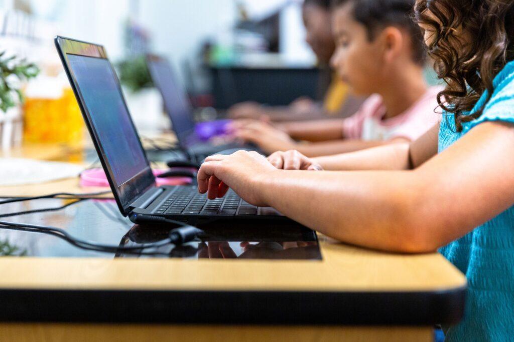 La APA advierte: Reducir el uso de pantallas en las aulas no garantiza un mayor aprendizaje