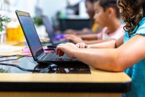 La APA advierte: Reducir el uso de pantallas en las aulas no garantiza un mayor aprendizaje