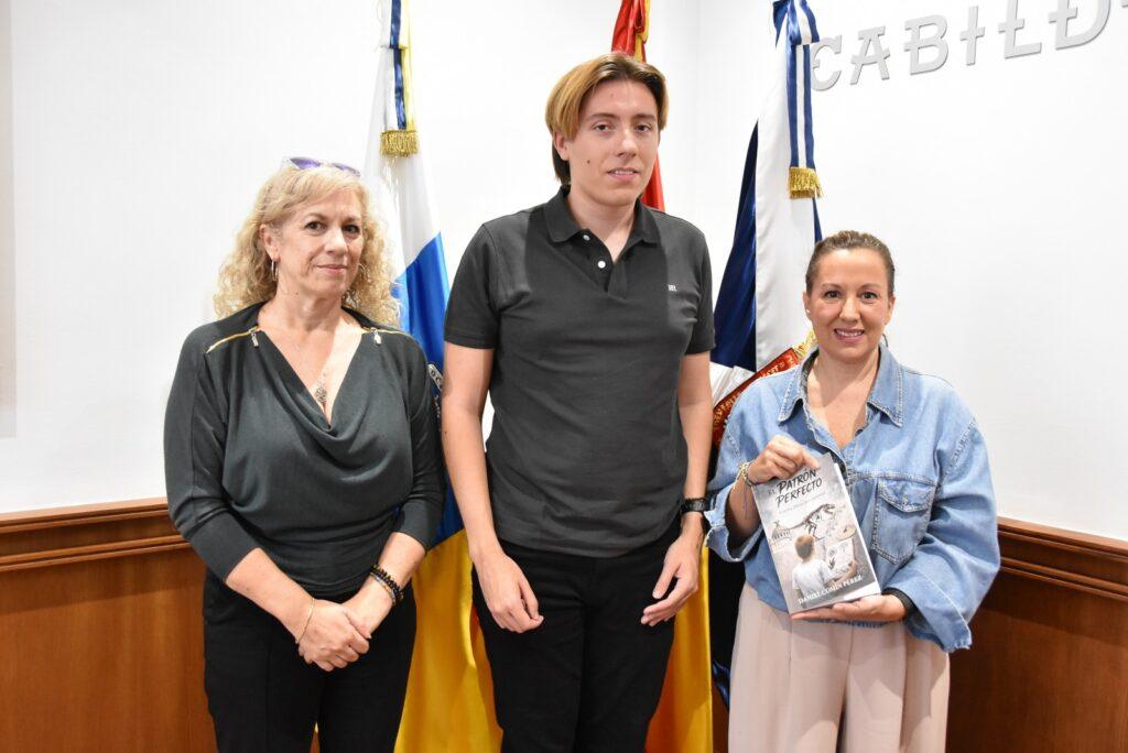Rosa Dávila y el joven tinerfeño Daniel Comín: Innovación en la autogestión emocional para personas con autismo y su obra "El patrón perfecto"