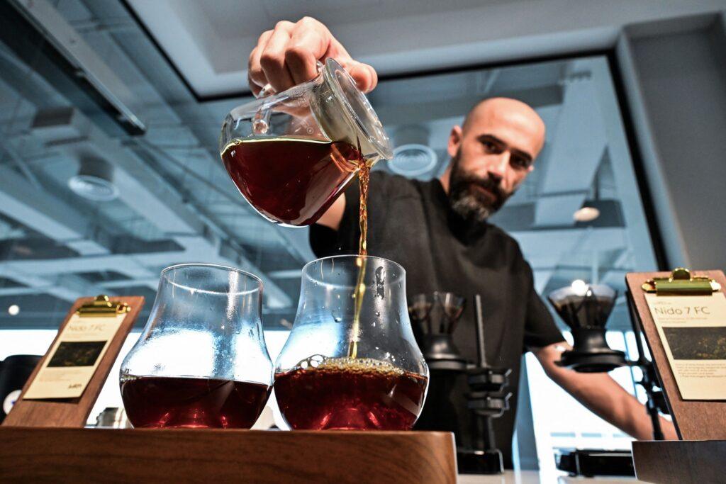 Estudio revela que los bebedores de café tienen menos grasa corporal, más masa muscular y niveles de testosterona más altos