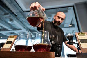 Estudio revela que los bebedores de café tienen menos grasa corporal, más masa muscular y niveles de testosterona más altos