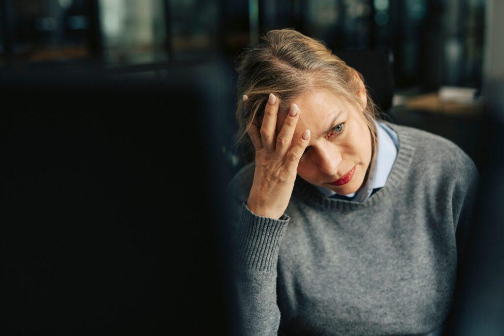 La Dura Realidad de la IA: Aumento de Productividad y el Riesgo de Carga Laboral, Aislamiento y Burnout